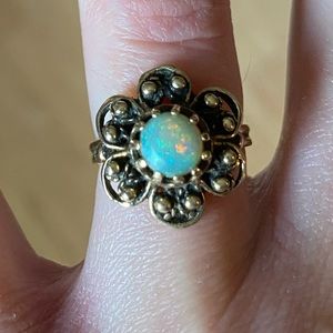 14k gold Opal Stoned Floral Ring Size 5